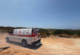 זירת האירוע בו נורה ילד בן 13 בראשון לציון (צילום: תיעוד מבצעי מד"א)