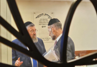 ח"כ אורי מקלב מיהדות התורה וח"כ יואב בן צורה מש"ס (צילום: אברהם בלוך)