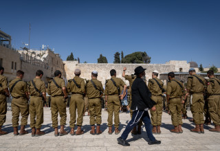 חרדי וחיילי צה"ל (צילום: חיים גולדברג, פלאש 90)