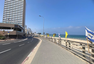 חוף ים ריק. תל אביב בבוקר המתקפה על איראן (צילום: אבשלום ששוני)