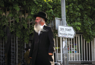 חרדי מחוץ ללשכת הגיוס בירושלים (צילום:  חיים גולדברג, פלאש 90)