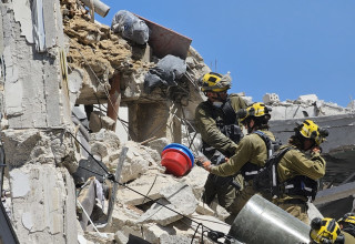בניין המגורים בבת ים שנפגע מהטיל האיראני   (צילום:  אלון חכמון)
