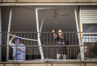 תקיפה איראנית בישראל: נזק שנגרם לבית ברחובות (צילום:  חיים גולדברג, פלאש 90)