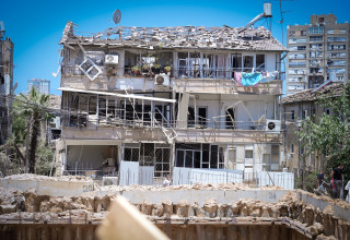 נזק לבית בבת ים מפגיעת טיל איראני (צילום:  אבשלום ששוני)