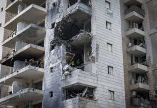 הבניין בפתח תקווה שנפגע מטיל איראני (צילום: חיים גולדברג, פלאש 90)