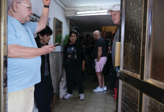 מבוגרים בממ"ד בזמן אזעקה (צילום:  אבשלום ששוני)