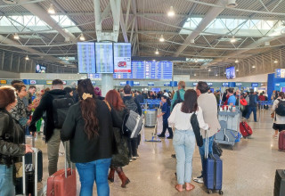 אזרחים ממתינים לטיסות  (צילום: שאטרסטוק)