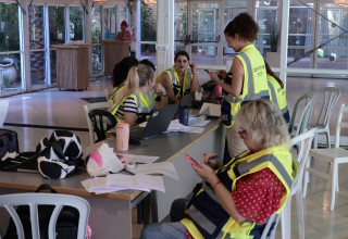 פעילויות למפונים במלון כפר המכביה (צילום: אבשלום ששוני)