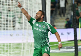 דיא סבע שחקן מכבי חיפה חוגג שער (צילום: ברני ארדוב)