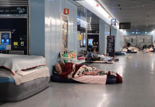 אזרחים מבלים את הלילה בתחנה תת-קרקעית של הרכבת הקלה (צילום: אבשלום ששוני)