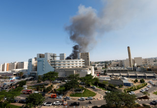 פגיעה ישירה בבית החולים סורוקה (צילום: רויטרס)