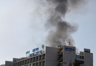 פגיעה ישירה בבית החולים סורוקה (צילום: רויטרס)