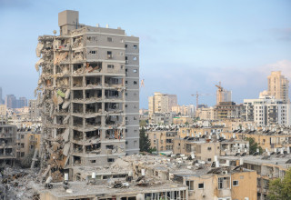 פגיעת הטיל בבניין בבת ים (צילום: חיים גולדברג פלאש 90)