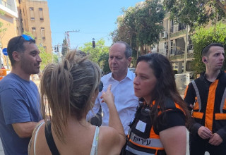ברקת מבקר בזירת הפגיעה ברמת גן (צילום: דוברות עיריית רמת גן)