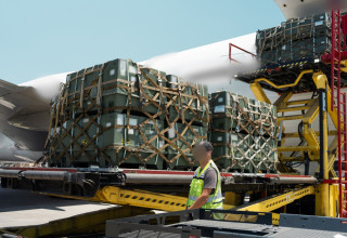 רכבת אווירית של חימוש (צילום: דובר צה"ל)