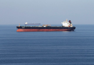 מכלית נפט חוצה את מיצרי הורמוז  (צילום: רויטרס)