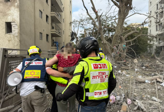פינוי פצועים לאחר המטח מאיראן (צילום: דוברות מד"א)