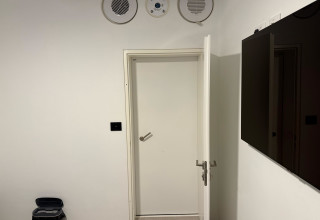 דלת הממ"ד חוסמת גלי הדף. תנועות מעגליות רבות אנרגיה (צילום: ד"ר איתי גל)