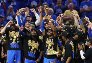 שחקני אוקלהומה סיטי ת'אנדר מניפים את גביע לארי אובריאן (צילום: GettyImages, Justin Ford)