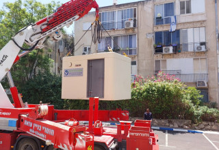 הצבת מיגונית ברמת גן (צילום: רענן כהן, הקרן לידידות)