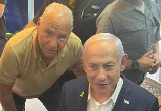 ראש הממשלה בנימין נתניהו עם מנת פלאפל ביד (צילום: עודד אשכנזי)