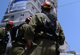 כוחות פיקוד העורף בזירת הפגיעה בבת ים (צילום:  אבשלום ששוני)