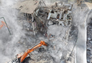 הריסת הבניין שנפגע מטיל איראני ברמת גן (צילום: אבשלום ששוני)