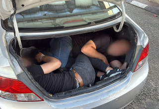 נהג ממזרח ירושלים ניסה להבריח שני שב"חים (צילום: דוברות המשטרה)