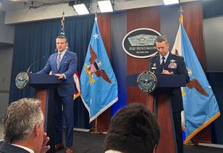 מזכיר ההגנה פיט הגסת' ויו"ר המטות המשולבים דן קיין בפנטגון (צילום: רויטרס)