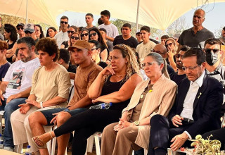 נשיא המדינה ורעייתו, יצחק ומיכל הרצוג, עינבר קידר - כלתה של עפרה וילדיה - אלעד, יעל ואורן (צילום:  דוברות קיבוץ בארי)