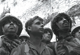 הצנחנים בכותל במלחמת ששת הימים (צילום: ארכיון דוד רובינגר, לע''מ)