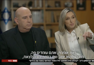 דנה וייס וניר דבורי מראיינים את שר הביטחון ישראל כ"ץ לחדשות 12 (צילום: צילום מסך חדשות 12)