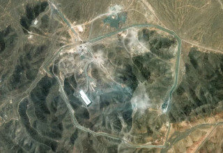 קומפלקס ההעשרה בפורדו. דפוסי חפירה אחרונים ושובל של אדמה הפוכה - מאמצי שיקום פעילים (צילום: Maxar Technologies)