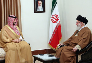 בן סלמאן, עלי חמינאי (צילום: Office of the Iranian Supreme Leader/WANA (West Asia News Agency)/Handout via REUTERS)