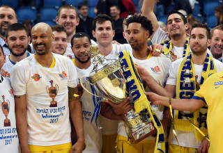 שחקני מכבי תל אביב, סילבן לנדסברג, גיא פניני, אנדרו גאודלוק, דווין סמית' (צילום: ברני ארדוב)