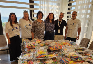 בכירי עמותת שניר מחלקים ערכות פנאי  (צילום: יח"צ)