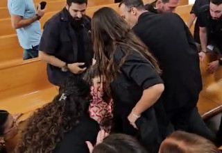 הורים שכולים מפונים בכוח מהדיון בבג"ץ ראש השב"כ (צילום: אברהם בלוך)