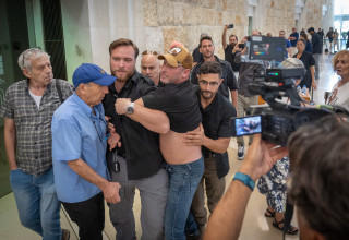 משפחות חטופים מוצאות מהדיון על מינוי דוד זיני לראשות השב"כ (צילום: יונתן זינדל פלאש 90)