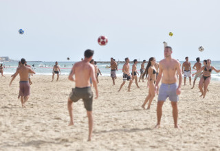 צעירים משחקים בים בחופש הגדול, שרב , מזג אוויר חם (צילום: אבשלום ששוני)