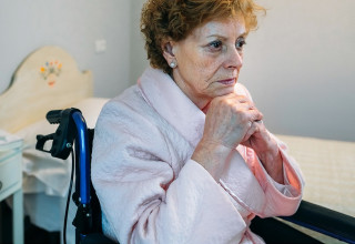 אישה מבוגרת עם פנים עצובות (צילום: אינג אימג')