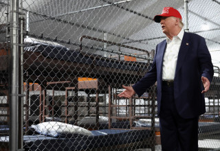 דונלד טראמפ מבקר ב"Alligator Alcatraz" בפלורידה (צילום: REUTERS/Evelyn Hockstein)