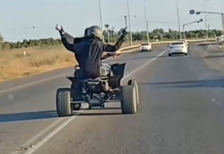 נהג הטרקטורון שעשה תנועת אצבע משולשת לשוטרים (צילום: צילום מסך דוברות המשטרה)