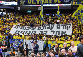 אוהדי מכבי תל אביב במחאה נגד הנהלת הקבוצה (צילום: לירון מולדובן)
