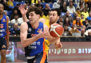 יאיר קרביץ שחקן עירוני נס ציונה לפני תמיר בלאט שחקן מכבי תל אביב (צילום: דני מרון)