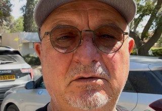 דני אלגרט חוסם את דרכו של נתניהו לניר עוז (צילום: ללא קרדיט)