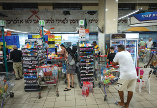 ישראלים בסופרמרקט (צילום: יונתן זינדל, פלאש 90)