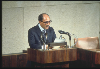 אנואר סאדאת נואם בכנסת (צילום: יעקב סער, לע"מ)