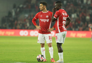 שחקן הפועל באר שבע קינגס קאנגווה עם דן ביטון (צילום: קובי אליהו)