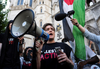 פעילי "Palestine Action" מחוץ לבית המשפט בבריטניה (צילום: REUTERS/Carlos Jasso)