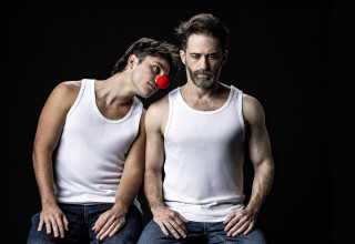 תום אבני ועידו טאקו - מתוך ההצגה "החולה ההודי" מאת רשף לוי (צילום: באדיבות תיאטרון הקאמרי)